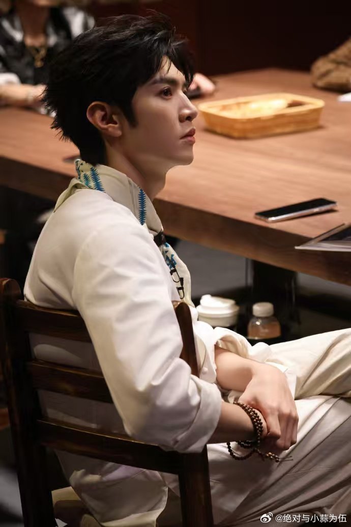 谁给陈哲远投的心动offer陈哲远上《大侦探》像来吃席的！搜线索时看见吃的眼睛都