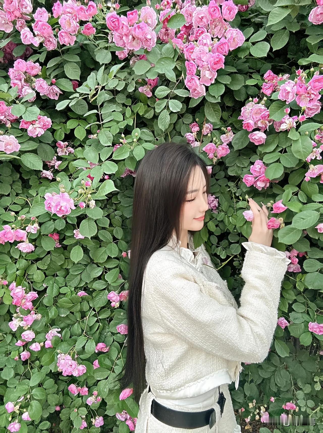 少女与花丛的浪漫邂逅，温柔如梦。