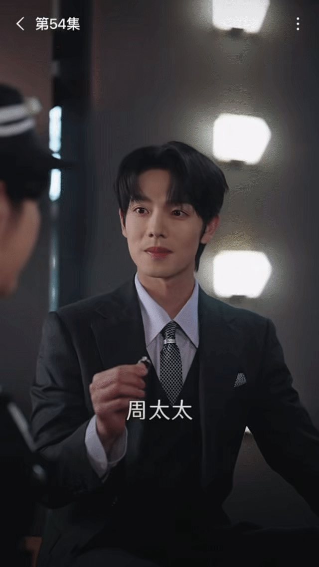 曾辉一开口又到A市了深耕短剧霸总形象的曾辉，声线和神态自带强势气场。连麦和粉丝互