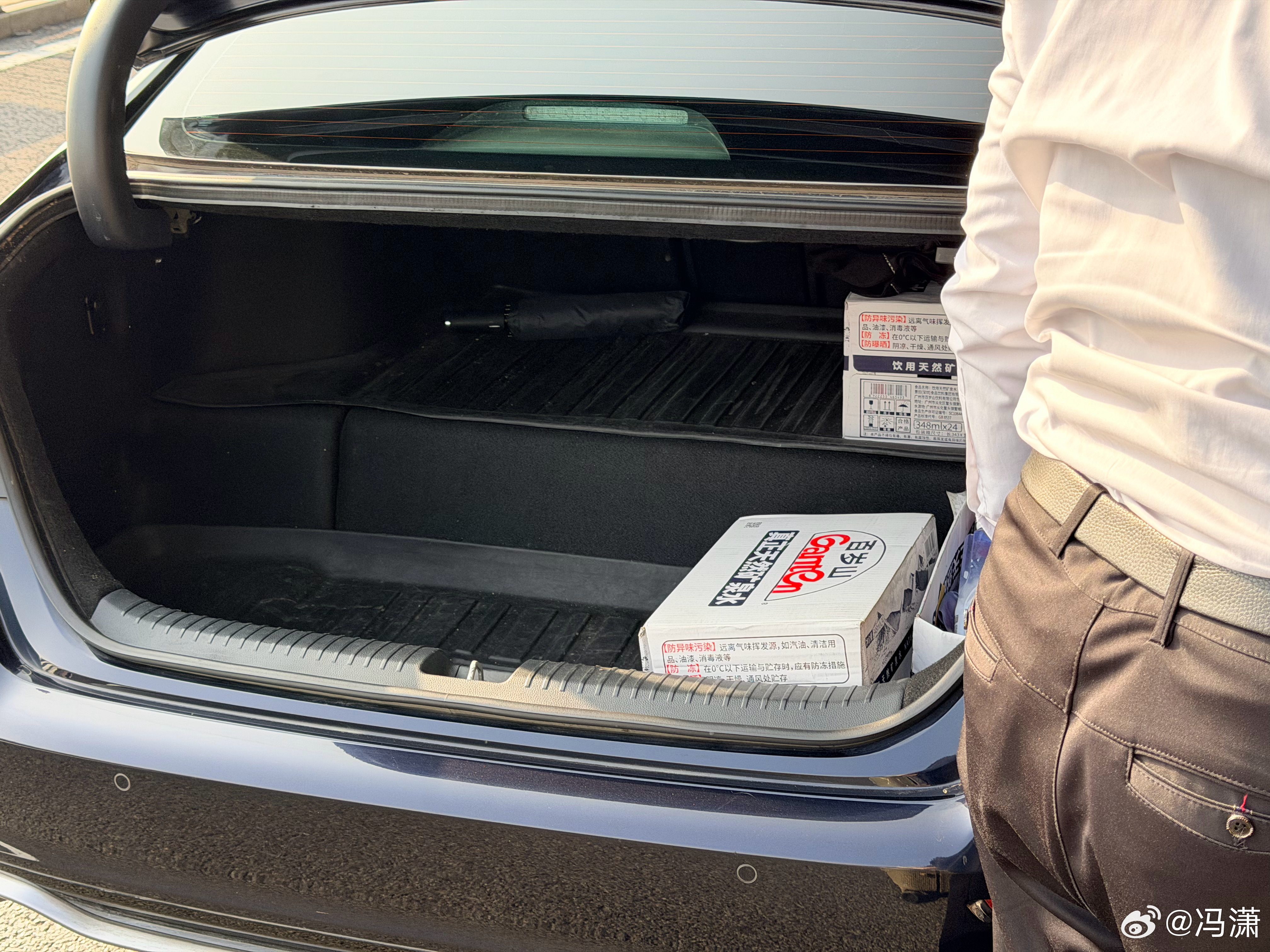 本田雅阁PHEV这个后备箱虽然只算容积也不小，但不平整多少还是影响放东西，尤其是