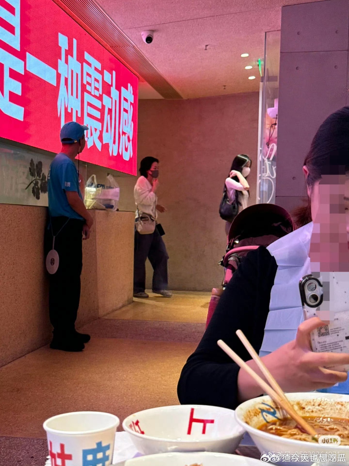 2026年8月29日晚，河北秦皇岛阿那亚一家名为"胖妹"的面馆，网友正在等餐，王