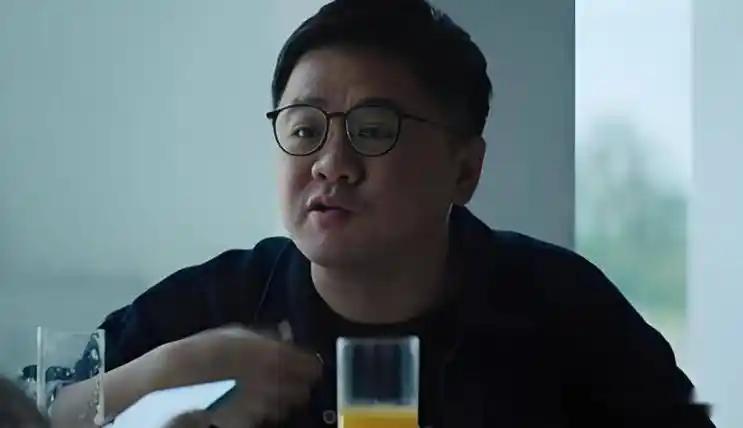 这个微胖的警察还挺可爱呢，就他这个样，估计演不了坏人。

《危险关系》里，警察李