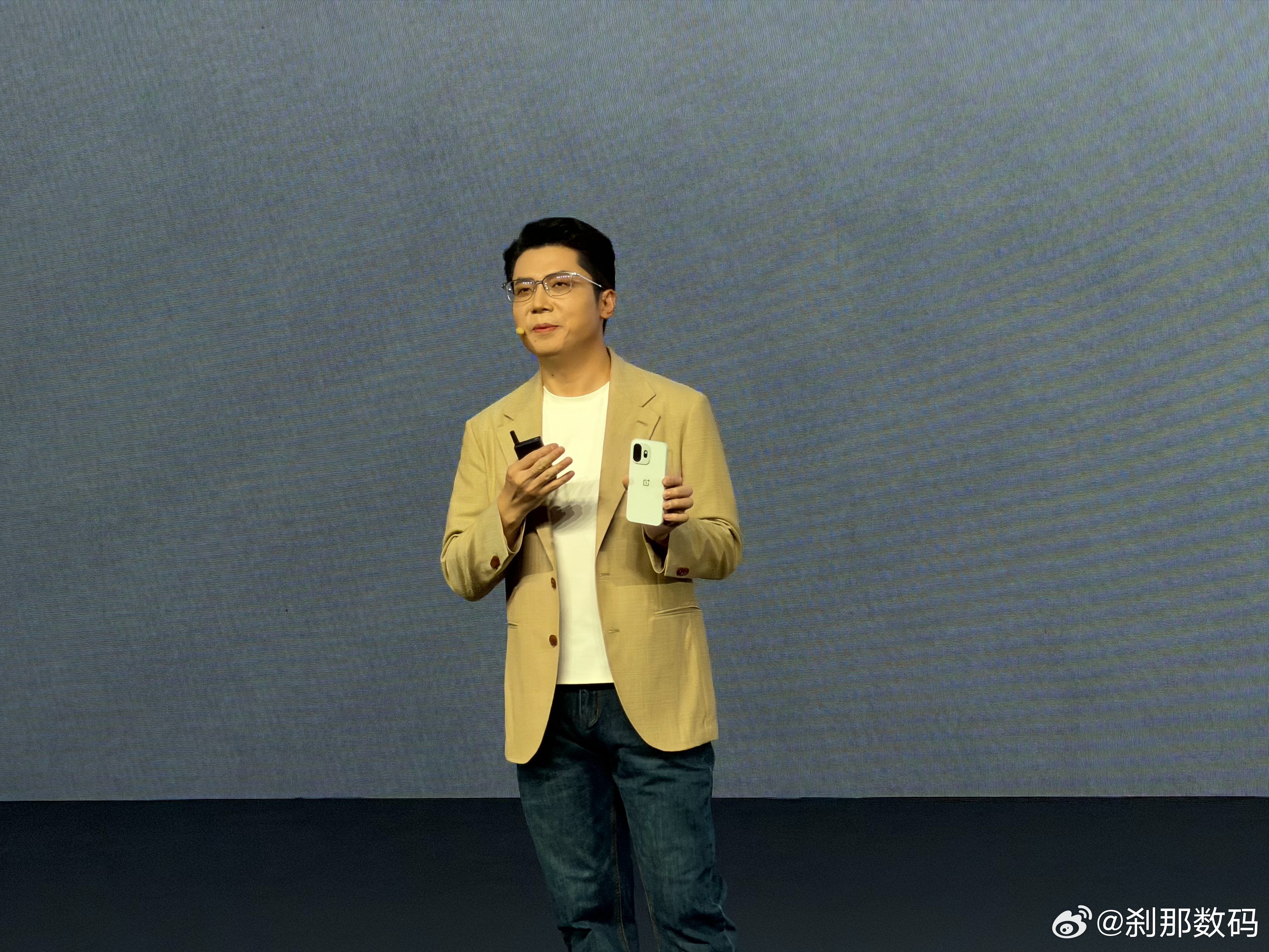 一加 15T：为小屏党打造的 Dream Phone 刹那新品报道 深圳·龙华文