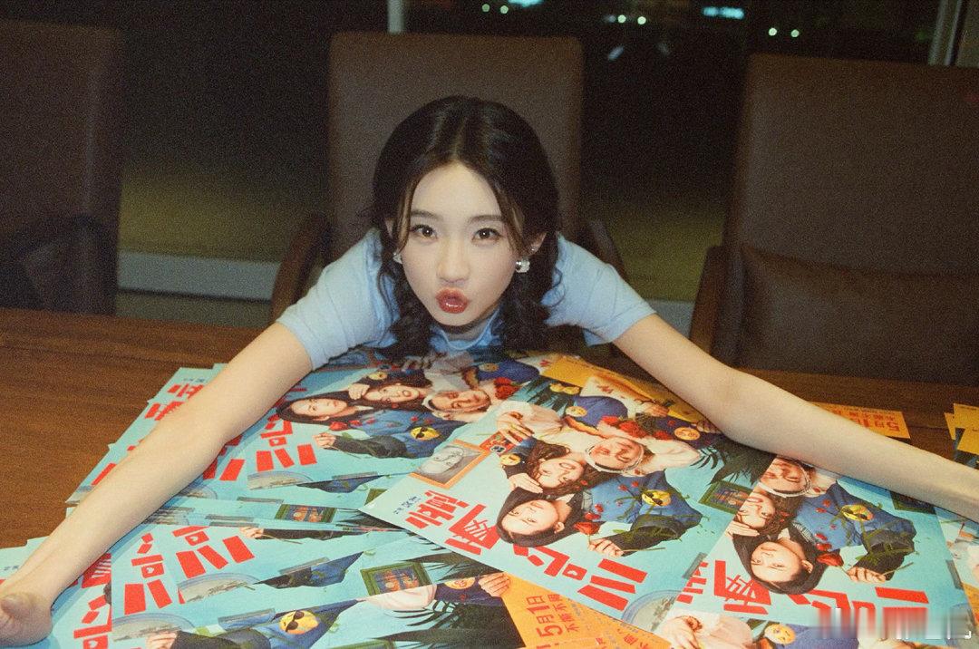 张艺凡人前人后两副面孔张艺凡人前女明星人后不认识没架子不端着，这种自然反差感真的