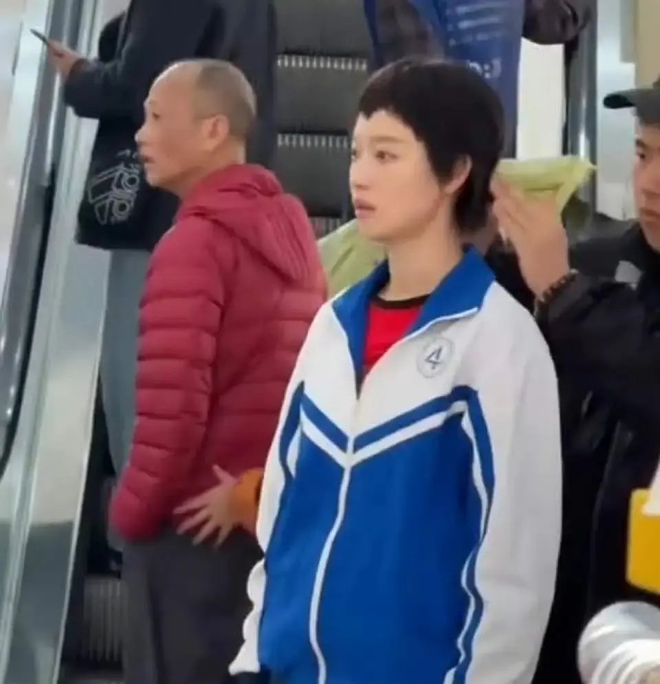 据说这是倪妮新剧。。演女大学生。。 