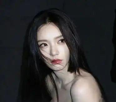 林允这套金色写真氛围感拉满，造型性感又亮眼，镜头表现力十足！林允