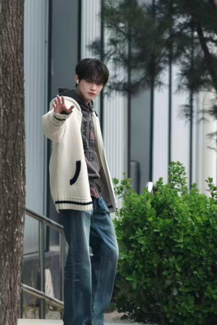 钟辰乐爸爸安利希林娜依高 钟辰乐说“我爸在家循环播”的时候，用的是“循环播”这个