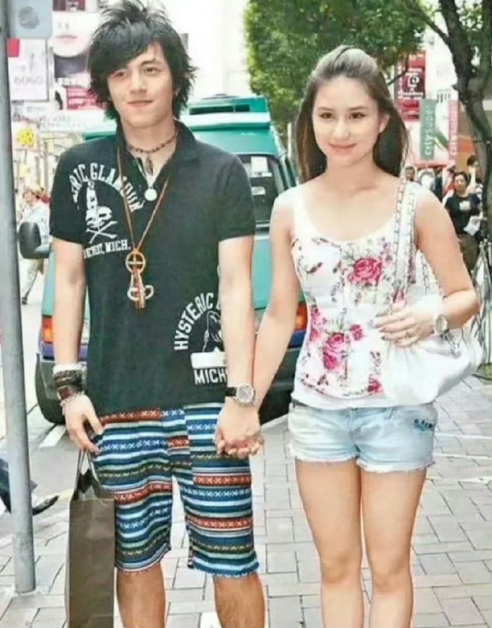 何超莲的眼光没得说，交往过的男朋友没有一个丑的 ​ ​​​