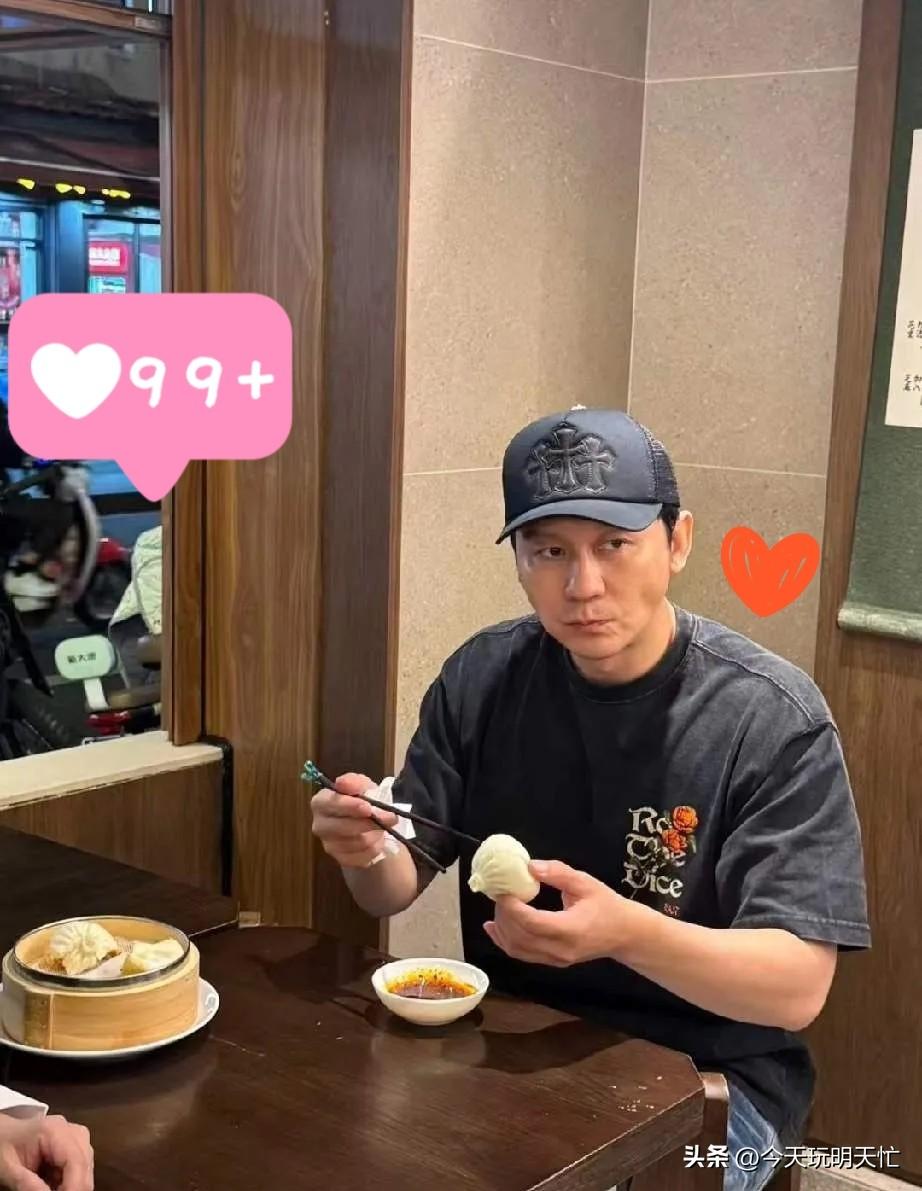 真没想到，当年的硬汉小生李晨，今年都47岁了。
 
没结婚、没孩子、没对象，这些
