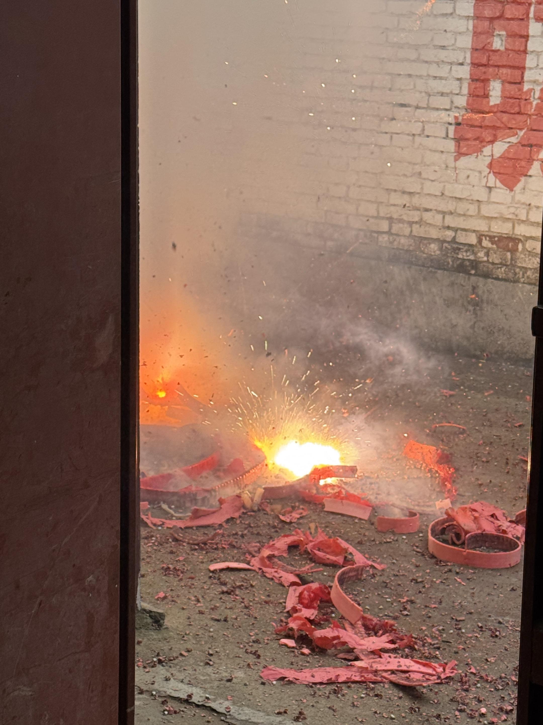 再也没有新衣服放床头盼着赶快天亮的心情 人活着就小时候那几年 剩下的全是朝花夕拾