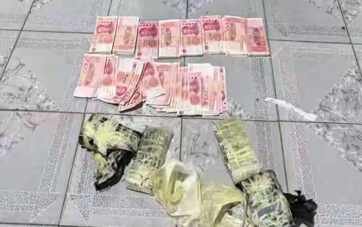 趁女友熟睡，抱走保险箱沉入河底！8万元现金不翼而飞，窃贼竟是枕边人！ 💔

深