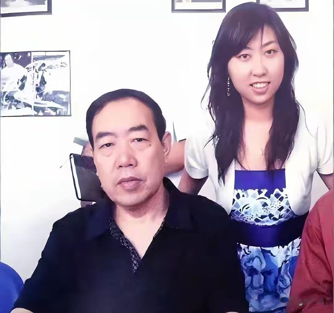 贾浅浅蒋方舟被打出原形大快人心。这么多年举报信摞成山都没用，为啥现在几天就搞定？
