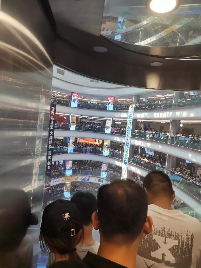 迪丽热巴线下活动超火爆！粉丝云集，六楼都被占满。人气超高，这排面，真不愧是国民顶