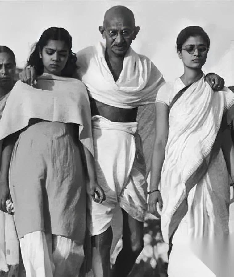 圣雄甘地

有段冷知识

他的修行操作，说出来很多人都惊掉下巴。甘地早早就立了禁