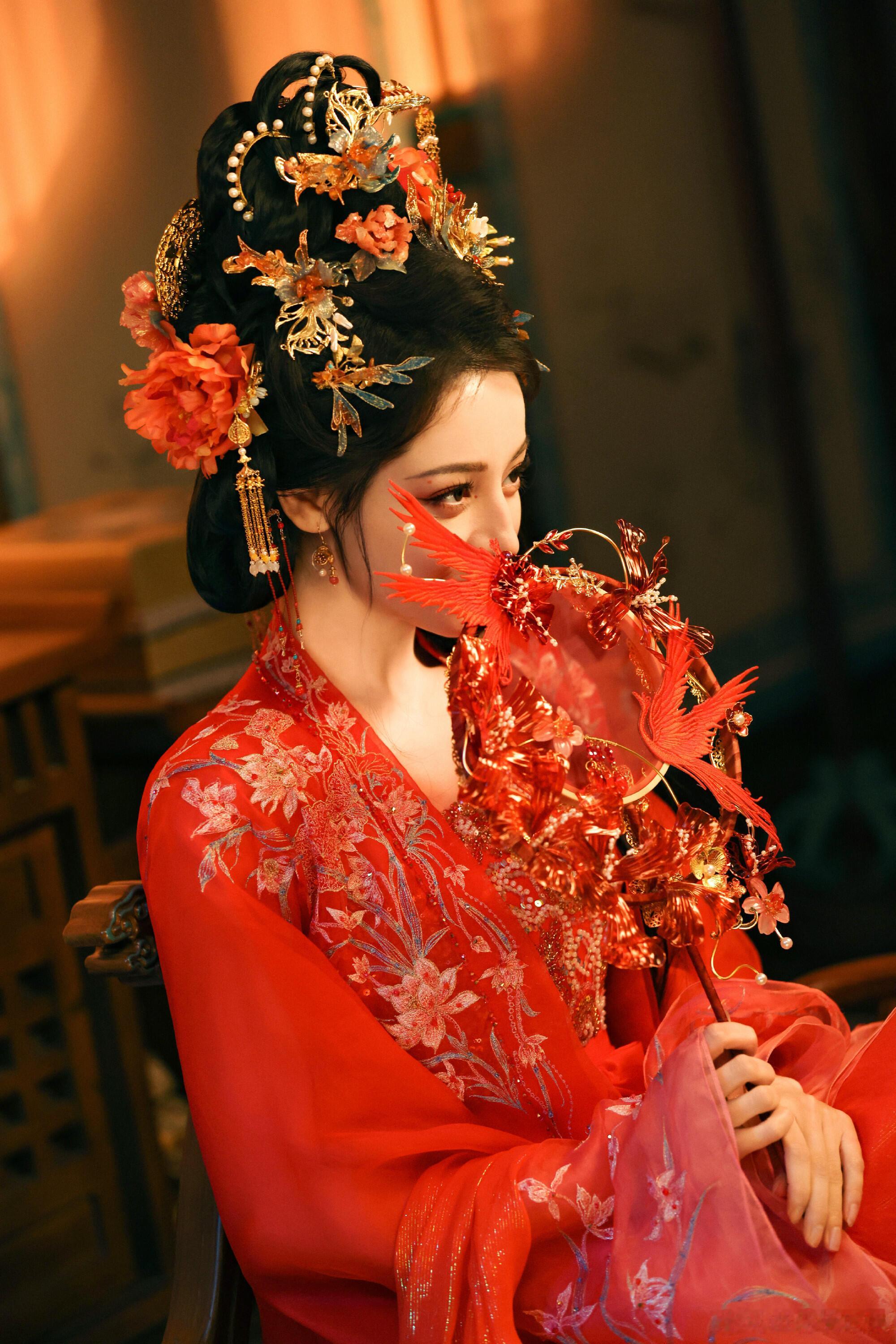 迪丽热巴花魁妆火到AI界了一出场就惊艳全场！花魁妆把她的美发挥到极致，明艳又大气