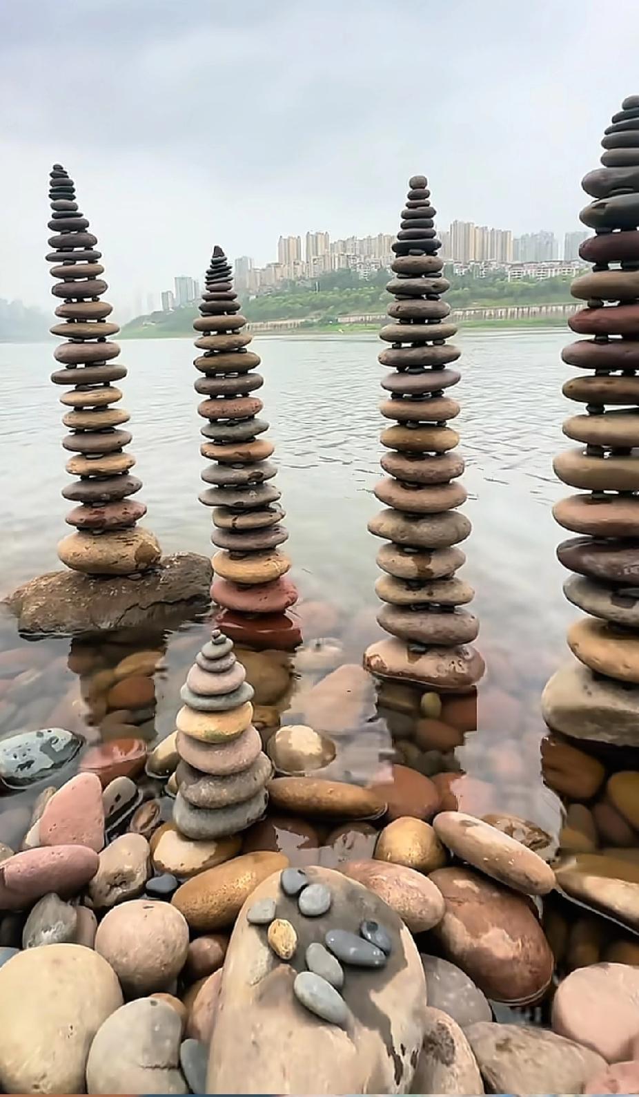 你有没有发现，很多中年夫妻的婚姻，早已名存实亡？
两个人住在同一屋檐下，却比陌生