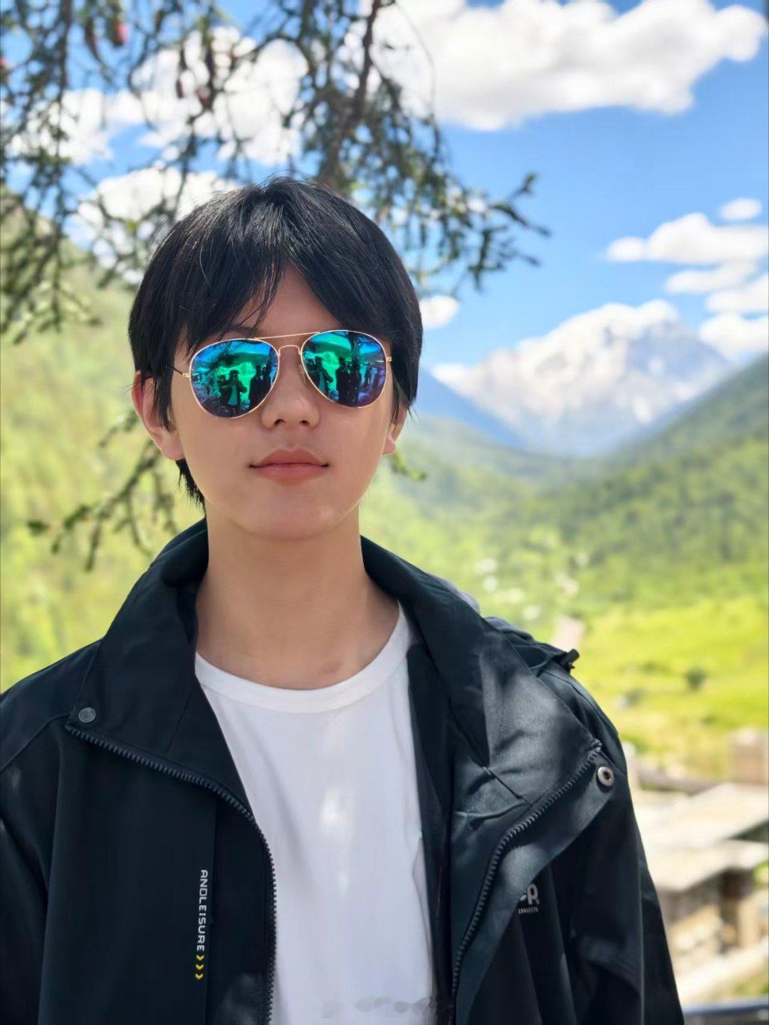 左边是我父亲，右边是我儿子。 