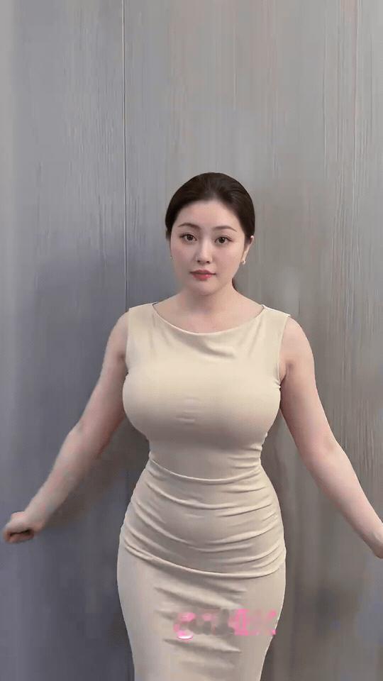 人漂亮
穿什么颜色都好看哈