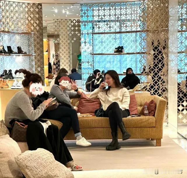 路人拍下刘亦菲逛街生图，神仙姐姐真实素颜曝光
气质非常好！#刘亦菲#