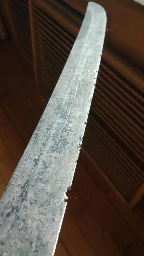 从前，有一个叫马义的年轻人，偶然在山沟里捡到一柄刀，锈迹斑斑。马义将刀带回家，仔