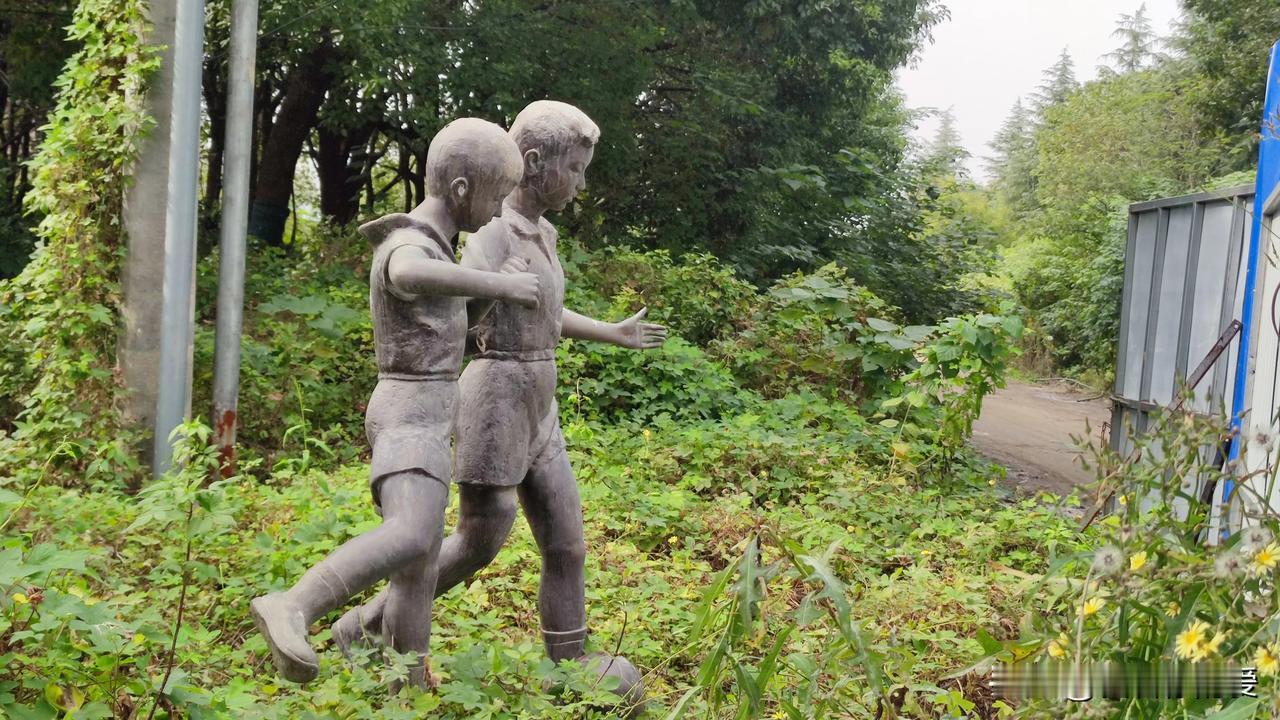 漫步于绿意小径，童趣雕像总能刹那间将人拽回童年时光。曲阳县凡越园林雕塑有限公司的