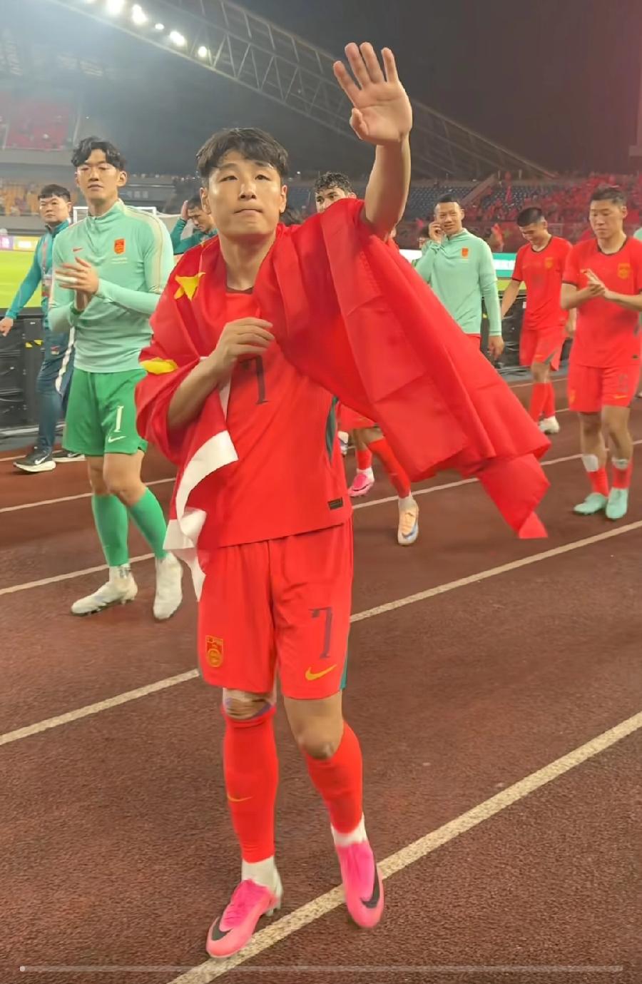 国足0：0泰国，场面好看、结果遗憾！
看得人干着急！国足全场牢牢控住球，防守稳得