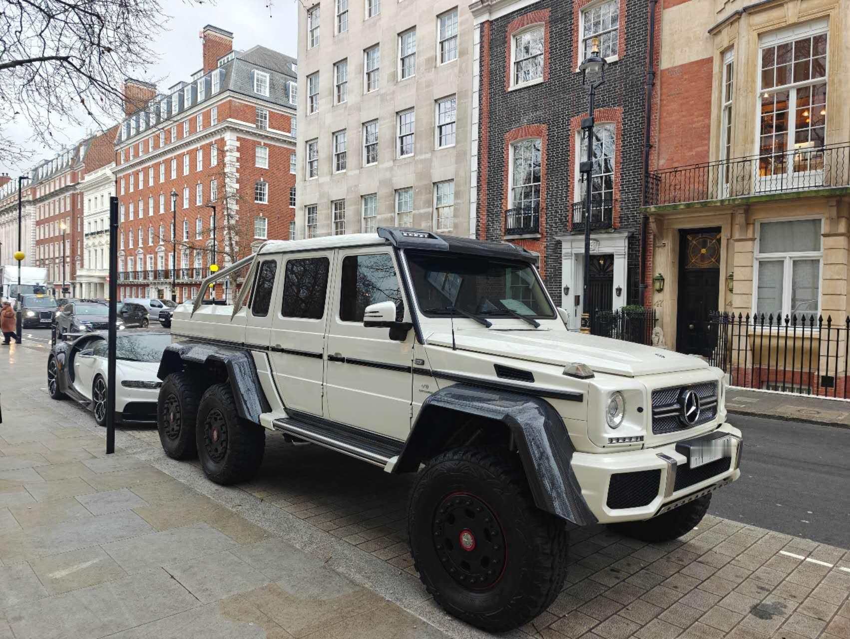 伦敦街头的顶级配置，布加迪chrion+奔驰G63 6*6！ 