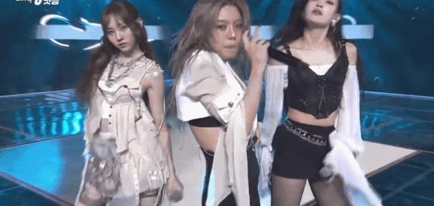 笑死了 推上这个骂拉泰泰的 