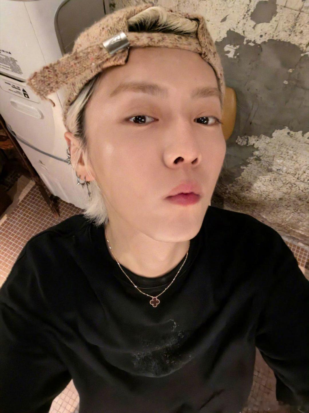 鹿晗养头发的痛就这表情，这状态简直拉满好吗！！！ ​​​