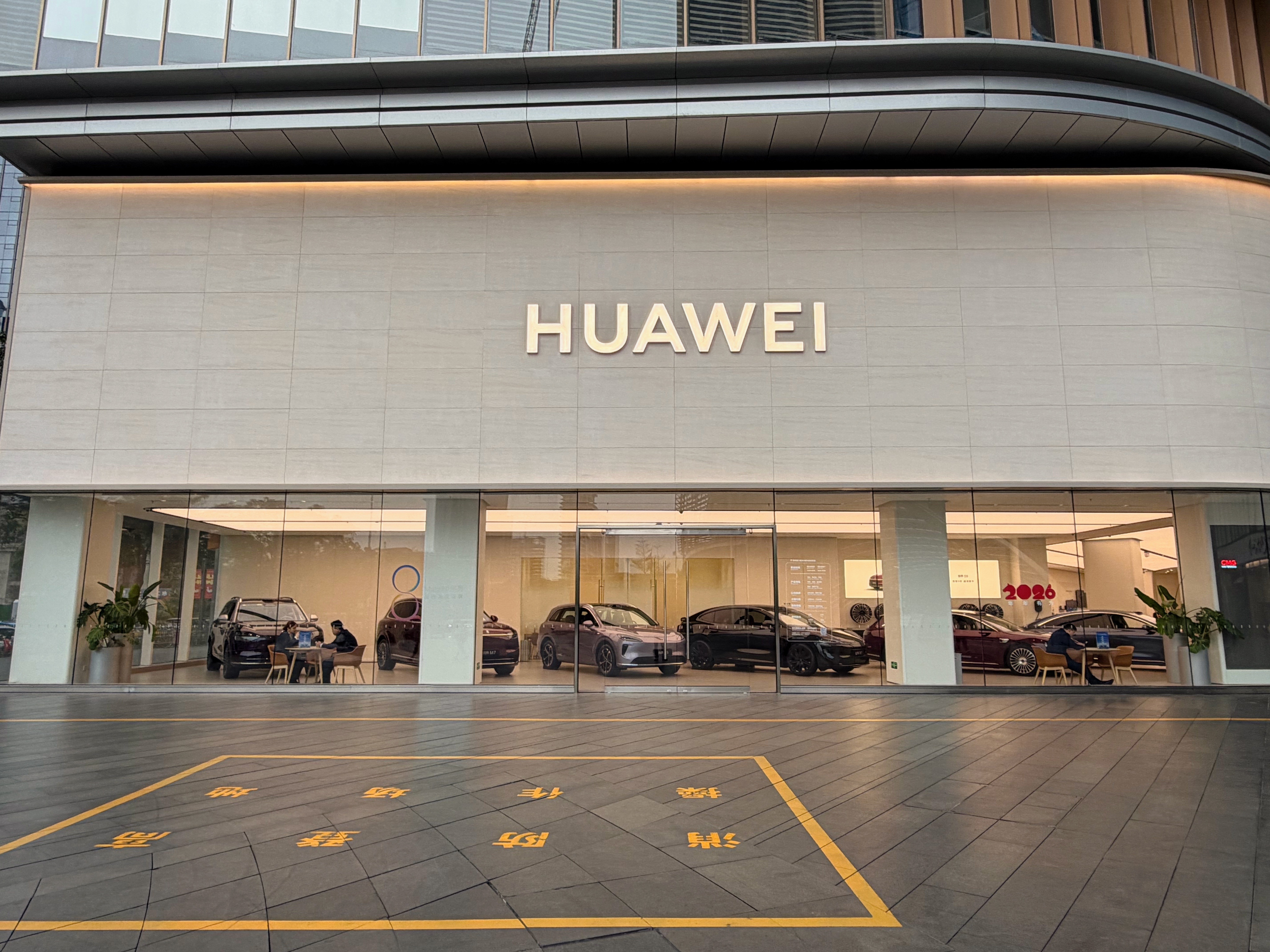 一个想法不一定对：多修点儿这种规格的门店，车挂不挂 HUAWEI 标可能也没那么
