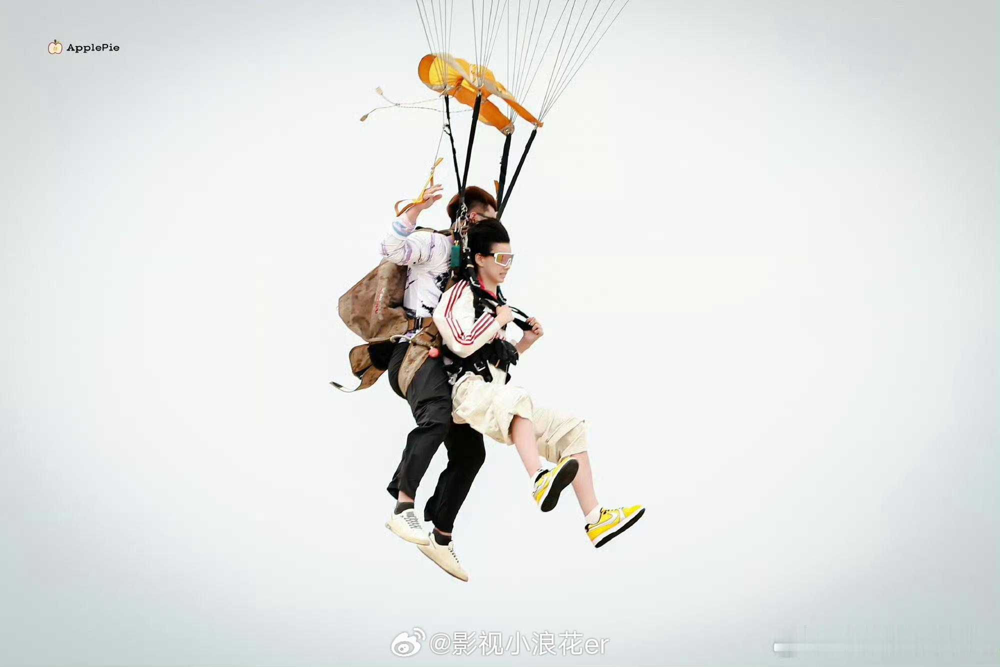 陈思罕一手捂嘴一手护裆 笑到崩溃，陈思罕一手捂嘴一手护裆，完全是十四岁爱面子初中