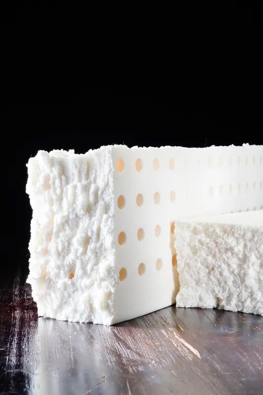 近日，宁夏灵武一商象以＂免费理疗＂赠送泰国天然乳胶枕为噱头诱导老年人购买保健食品