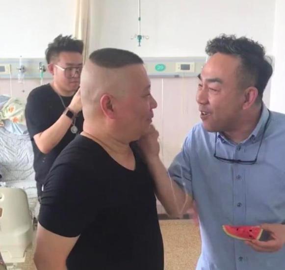 杨议吃西瓜顺手拍郭德纲脸这事儿，确实有影子。当时郭德纲去医院探望杨少华，杨议正啃