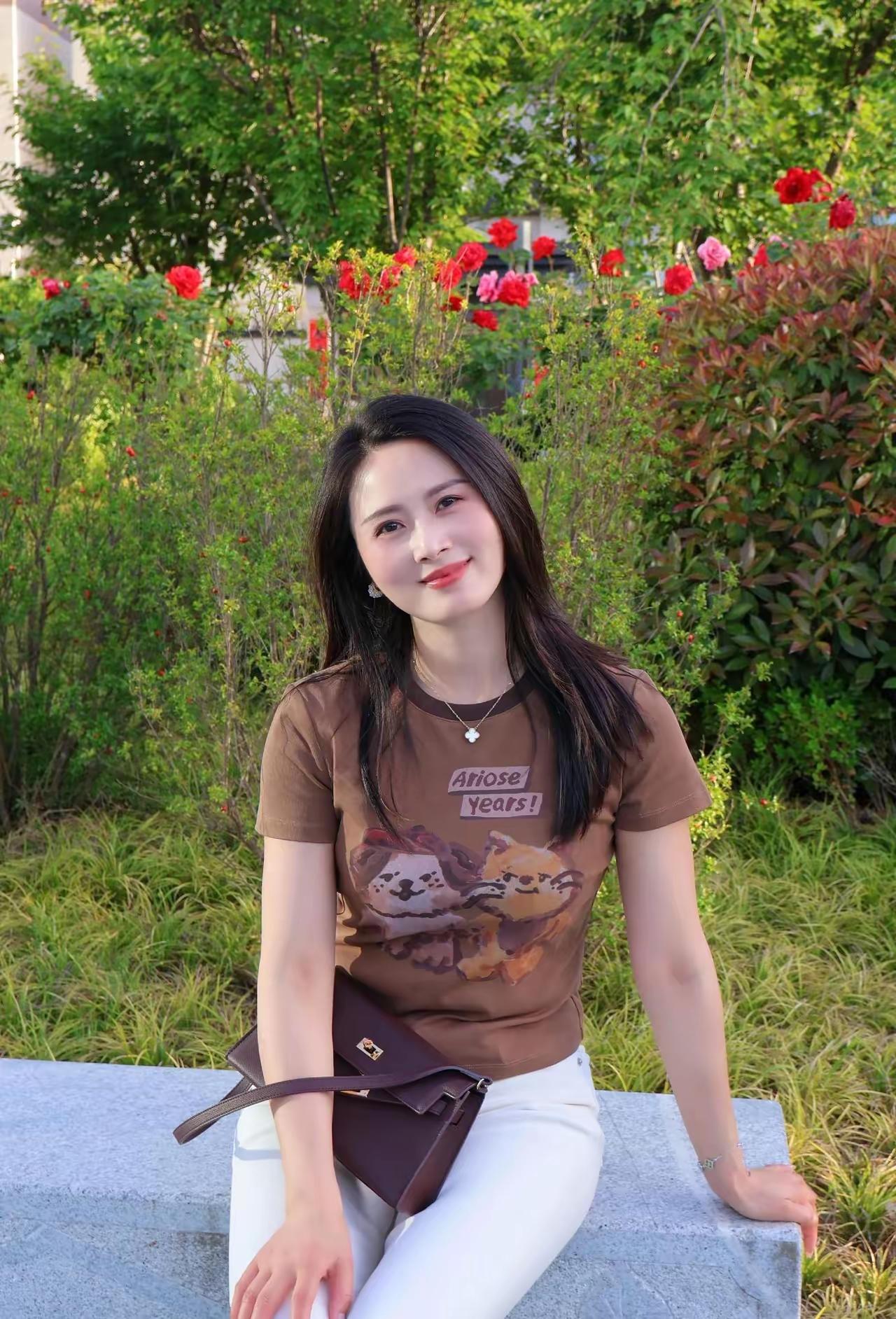 阳光明媚的午后，少女在花丛中微笑。