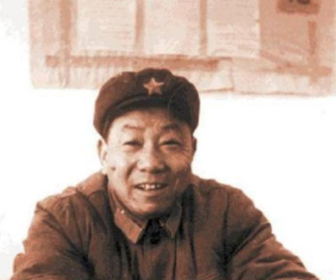 1953年，美国顶级狙击手艾克上校在一次射击中打中了一名志愿军战士，让其掉进了壕