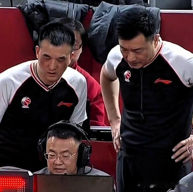 CBA99号裁判出现，山西危险了！
他正是给潘江老乡杨鸣驱逐的胡姓裁判，篮协在赛