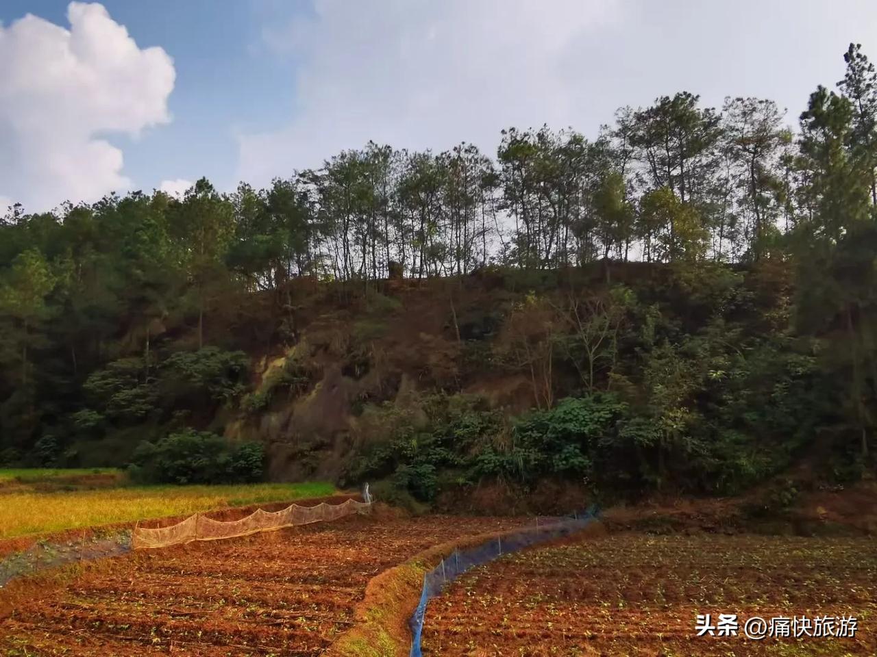 三访铁钱溪高石村双龙桥，除了关注桥体本身外，特别着重对双龙桥两岸连接古道的探查。