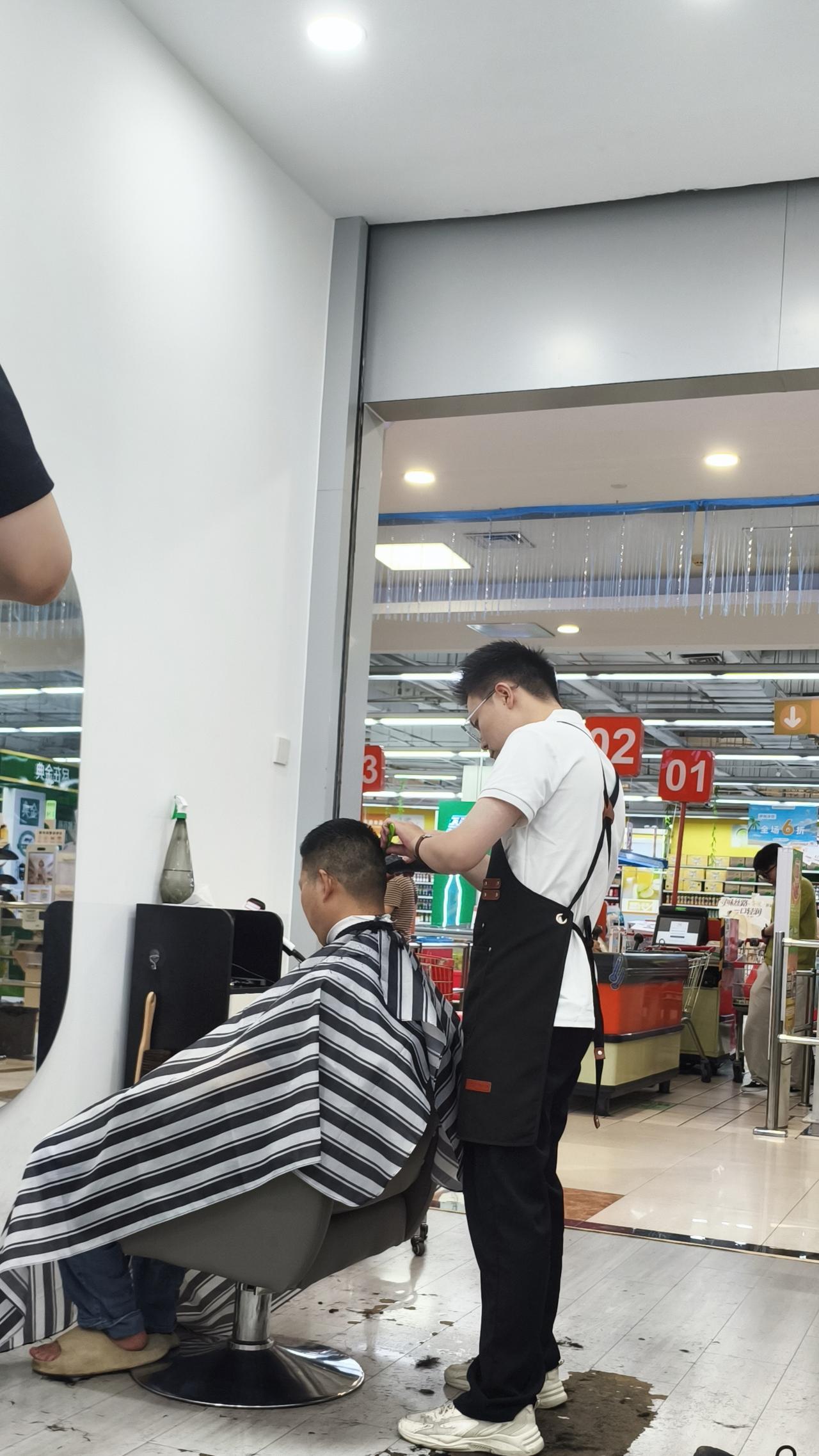 之前我去普通理发店，剪个头发被推销了半小时，最后还花了好几百。而十元快剪，简单直