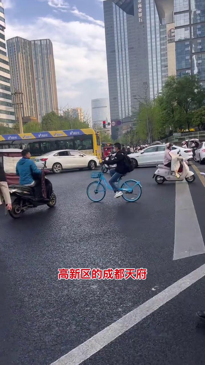 高新区的成都天府12345街应该是成都上班人口最多的地方之一，从早高峰就完全能看