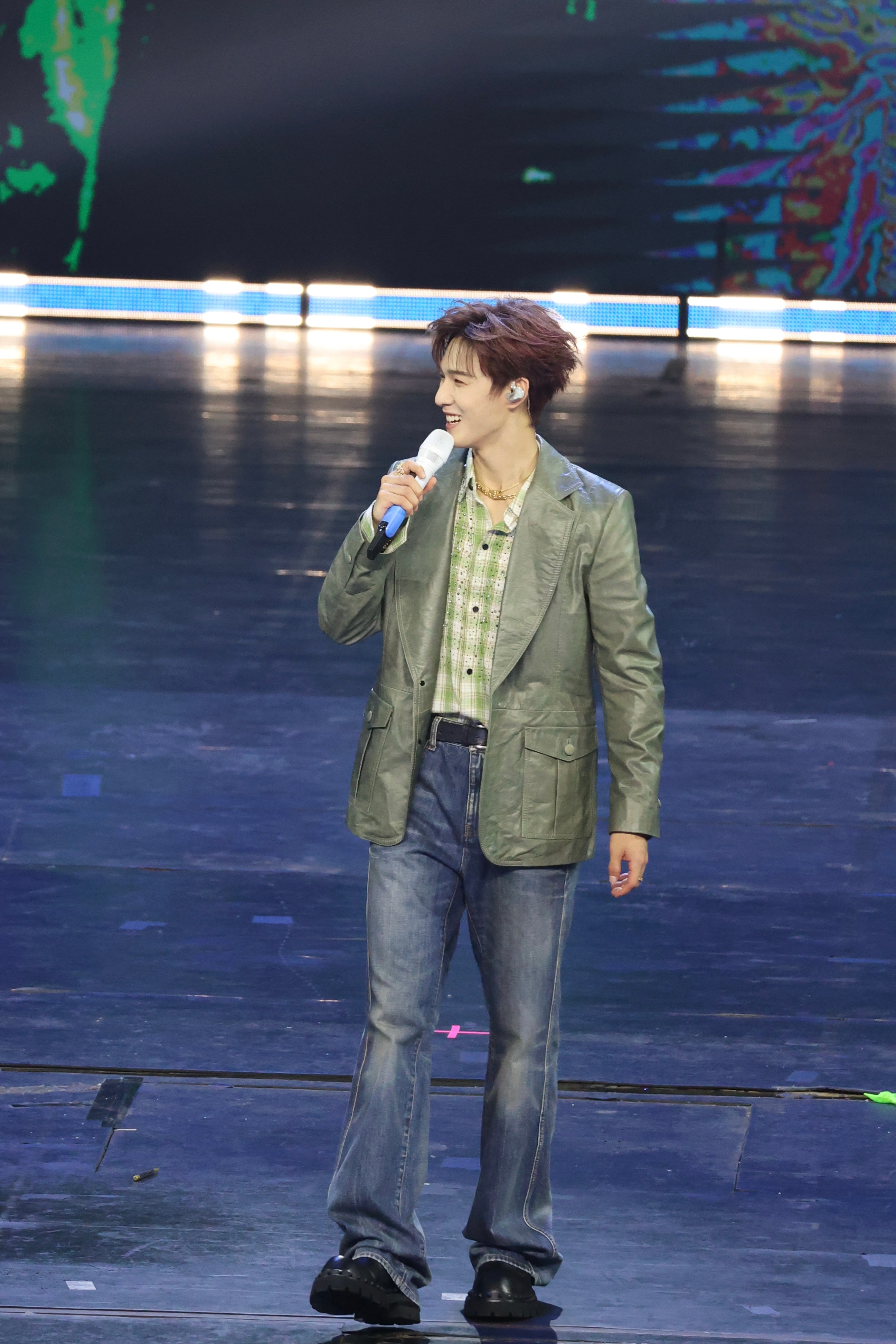 李昀锐lin[超话]李昀锐你还有多少惊喜是我不知道的 此男原图帅得跟精修立牌一样