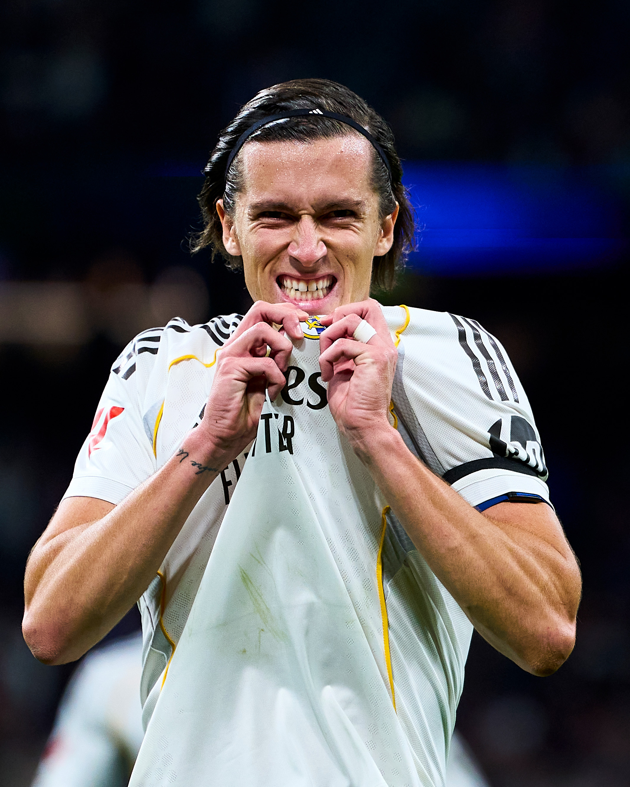 马卡：卡雷拉斯今晚很可能继续担任中后卫。 halamadrid