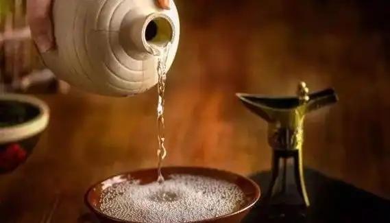 随着年纪的增长，许多老年人都喜欢在聚会时与亲朋好友共饮一杯，或是偶尔小酌来助兴。