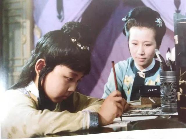 贾兰年纪小，但是很懂事，为什么？妈妈李纨教育的好。李纨年轻守寡，在贾府中不跟人争