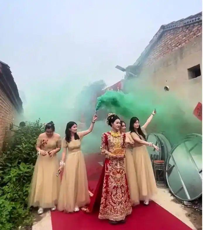 婚礼伴娘玩嗨了？彩雾棒喷出黑烟熏懵大爷，网友：这礼随亏了！
大喜的日子，谁不想追