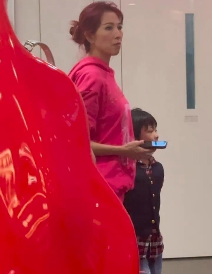 谁敢信这是快50岁的蔡少芬？
一身粉嫩装扮硬是穿出了少女感，不过这次最抢镜的还真