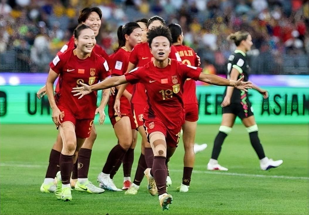 骗点？不存在的！球盲看过来！这个球是一个毫无争议的点球！
澳大利亚门将根本就没碰