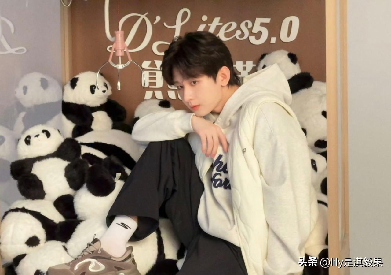 有没觉得成毅的这张照片特别像坐在抓娃娃机里面？感觉只要移动这个爪子就能把他抓出来