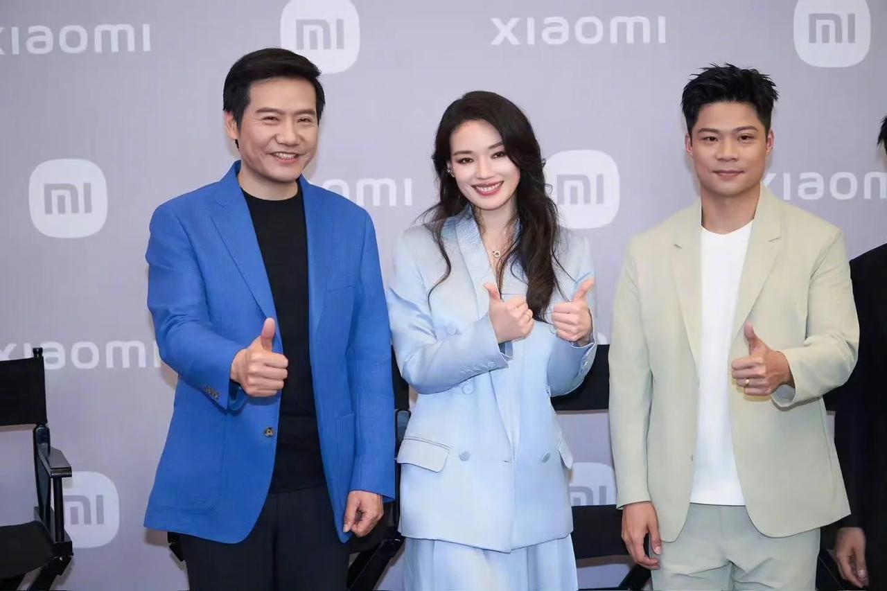 左边是雷军，1969年出生，身高181cm。
中间是舒淇，1976年出生，身高1