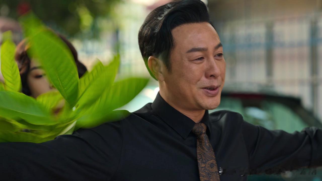 港台黑帮片里大佬出狱，手下人总是拿个树叶子替他扫来扫去掸尘，到底有什么含义？
再