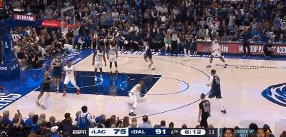 威少真是输急眼了，见人就打！网友: 幸亏不是在湖人，否则被骂退役！

NBA季后